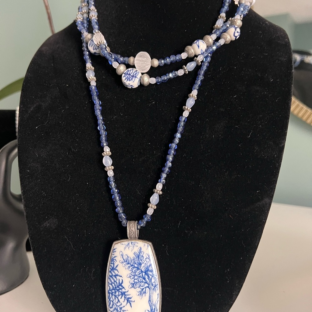 Avon Blue and White Pendant Necklace